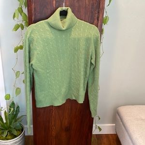 Aqua 100% Cashmere green cable-knit turtleneck sweater, size Large